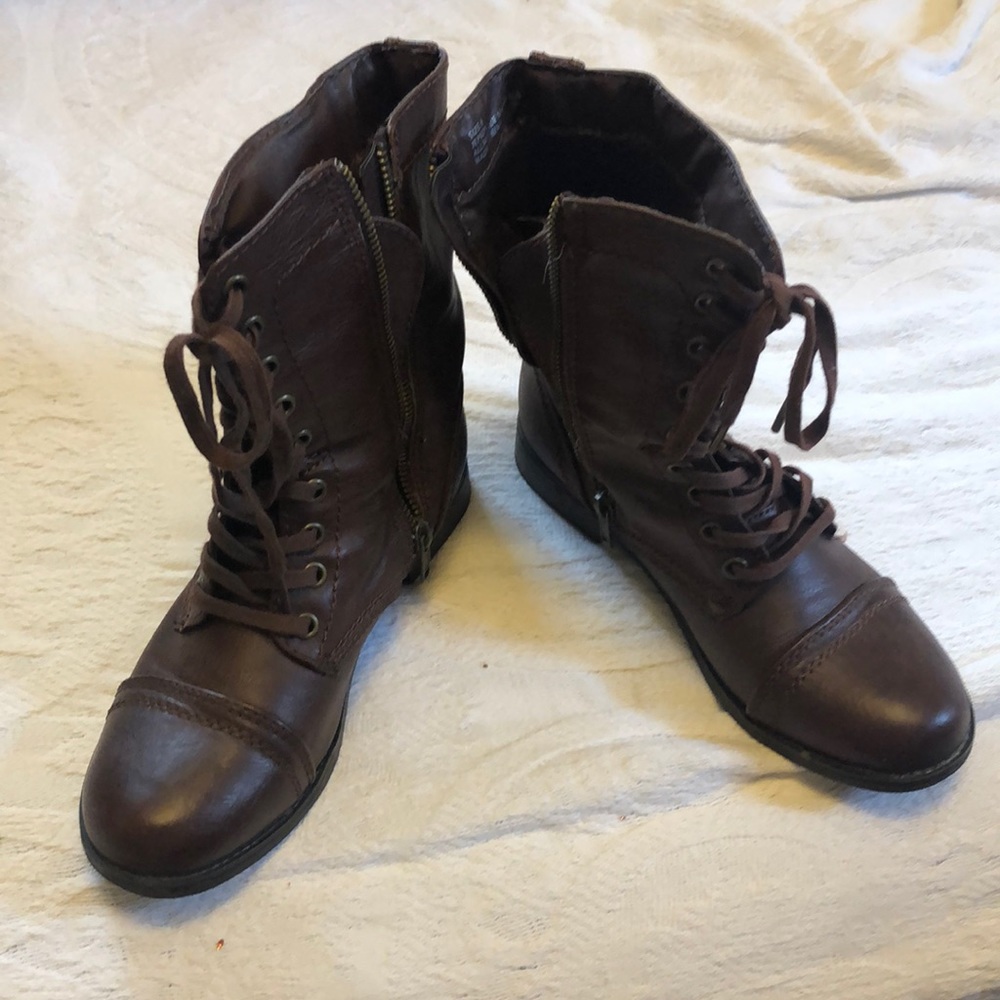 Side zip boots